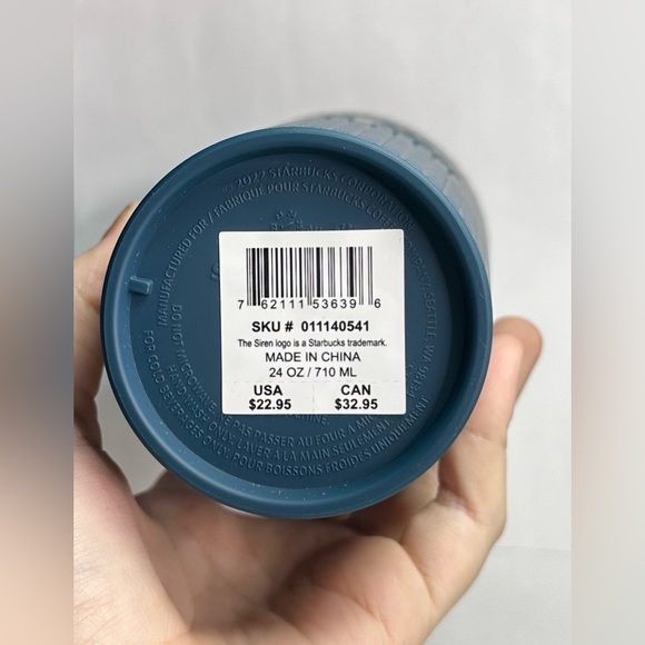 Starbucks Winter 2022 Navy Soft Touch Grid 24oz Tumbler - Picture 5 of 5